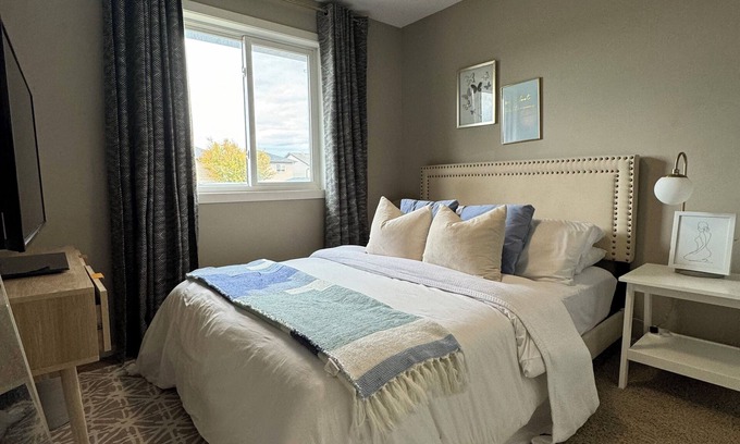 Southeast Calgary House | Cozy Private 1-Bedroom 1 Bathroom retreat in a shared home,Calgary SE .