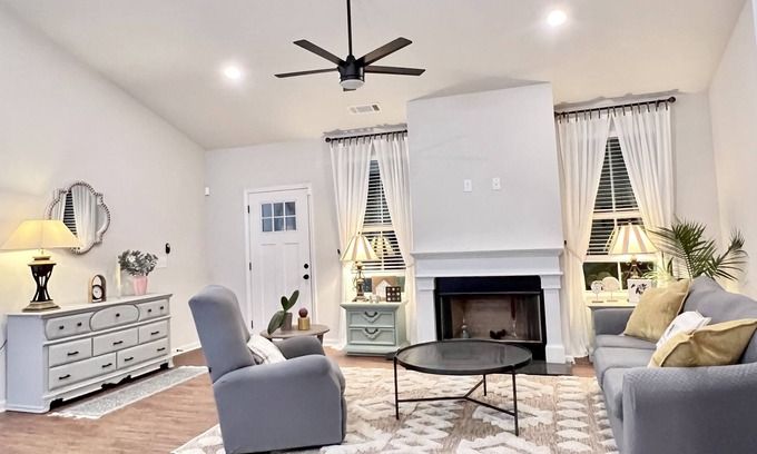 Commerce House | Cozy, private 3 bedroom home in a wooded area in the heart of downtown Commerce