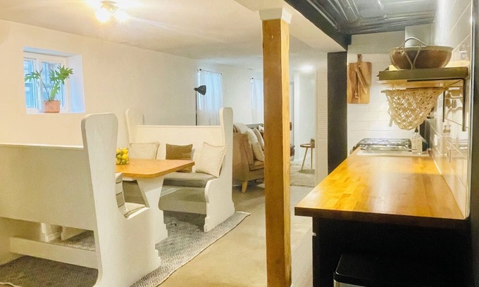 Avondale House | Cozy Private Bedroom and bathroom with full kitchen