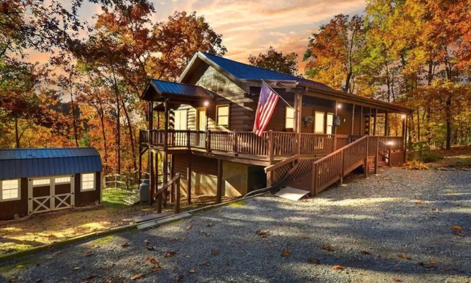 Ranger Cabin | Cozy Private Cabin - Hot Tub, Pool Table, Fire Pit, Near Lake & MORE!