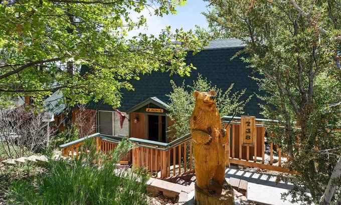 Upper Moonridge Cabin | Cozy Private Cabin in the Upper Moonridge Area w/WiFi/TV/Fireplace