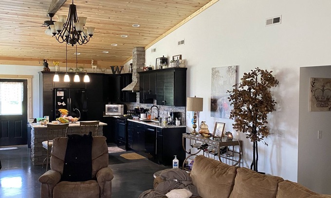 Lewisburg House | Cozy private country retreat