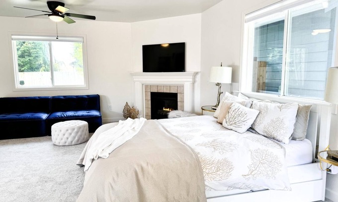Duvall House | Cozy Private Guestroom, super close to great hiking trails!