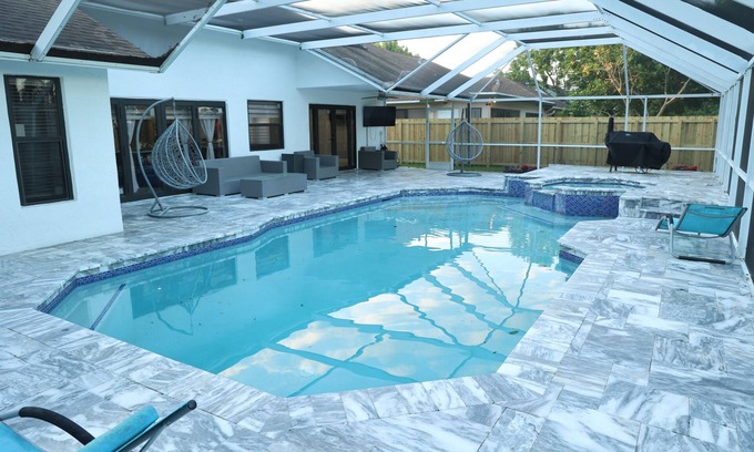 Tamarac House | Cozy✨private home. Pool, Jacuzzi and Lakefront ✨Pool Table 🎱