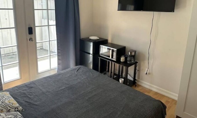 Woodland Hills Apartment | Cozy Private Master Bedroom