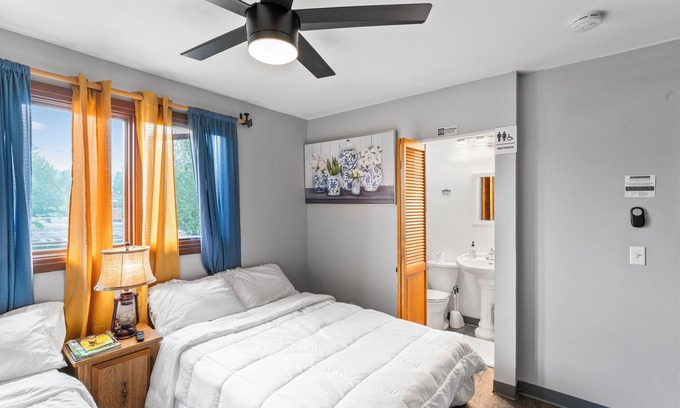 Russian Jack Park House | Cozy Private Room with Two Beds And Private Bath