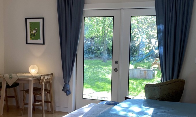 Brentwood-Darlington Cottage | Cozy private studio cottage under the trees