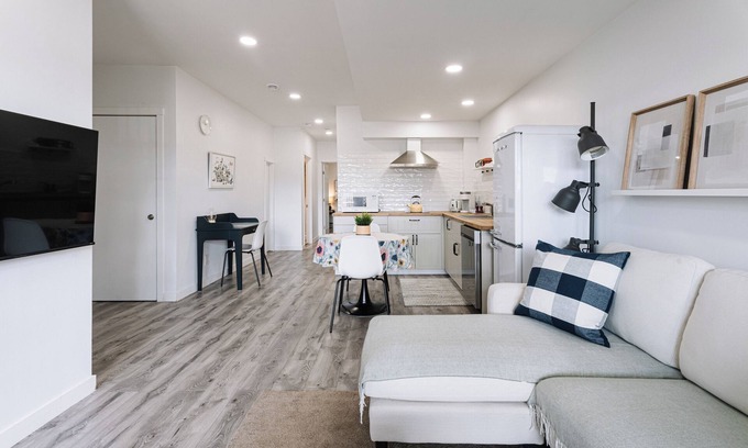 Keith House | Cozy Private Suite| 1 Queen&1 Twin bed |Close Banff