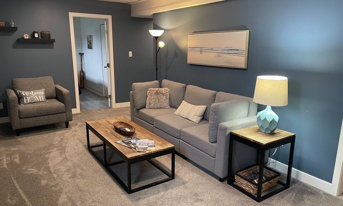 Hope House | Cozy Private Suite with hot tub and fire-pit!