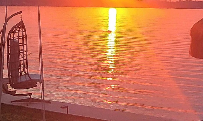 Tay Cottage | Cozy Pura Vida Cottage on i lake with a Million Dollar Sunsets 1 Bedroom