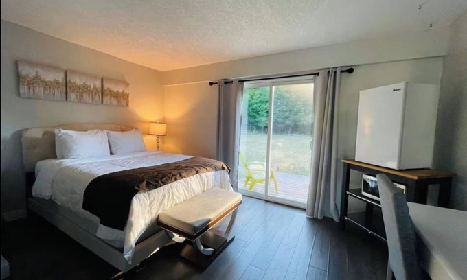 Wiarton Apartment | Cozy Queen Suite 01 Peninsula Motel, Minutes from Wiarton Waterfront