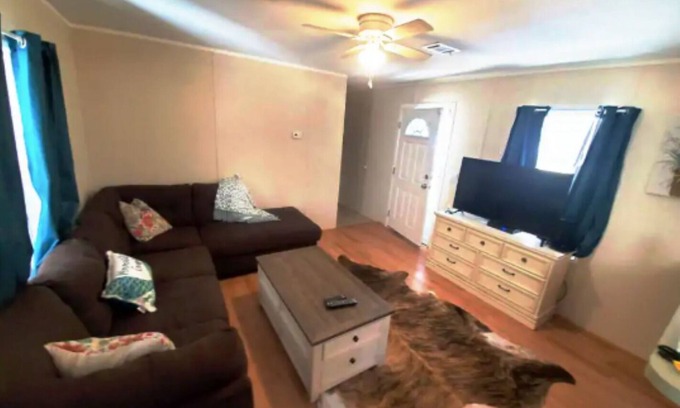 Floral City House | Cozy quiet home close to tourist attractions & airboating. Pet-friendly!