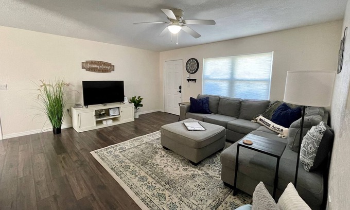 Zephyrhills House | Cozy Quiet Home with Free Parking