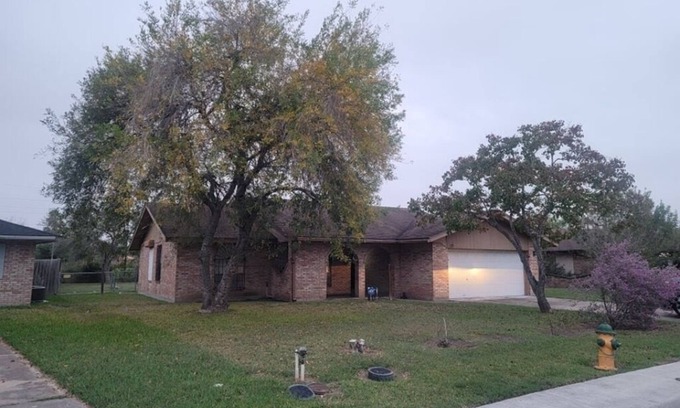 Brownsville House | Cozy Quiet House in the heart of Brownsville