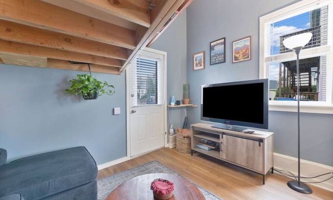 Suffield Apartment | Cozy Quiet Loft by Airport, Hospitals & Cities