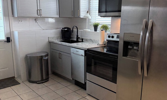 Wanskuck Hotel | Cozy Quiet Retreat 1BR w/WiFi, Parking & Laundry