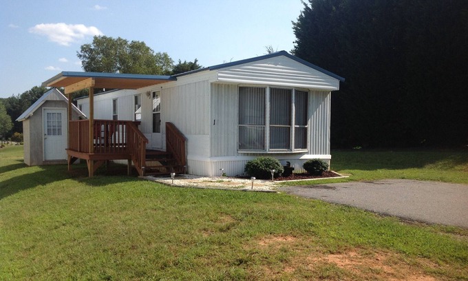 Skyland House | Cozy, quiet retreat near Blue Ridge Parkway. 2 bed, 1 bath, Close to Downtown!