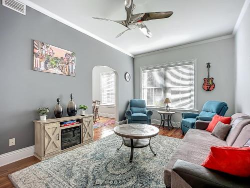 Lincolnville Apartment | Cozy Quiet St Augustine Private Condo - 2bed, 1 bath, Sleeps 6, Steps to Historic St Augustine Center & All Tourist Attractions, Restaurants, Cafes, Backyard, Porch
