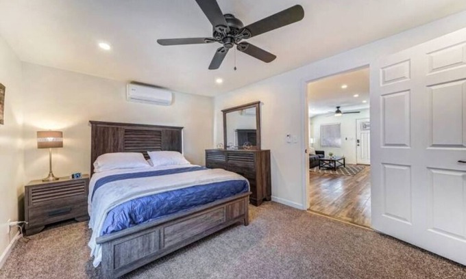 Globe House | Cozy, Quiet, Updated Home * KING Master Bedroom * Wifi * close to hospital/mines