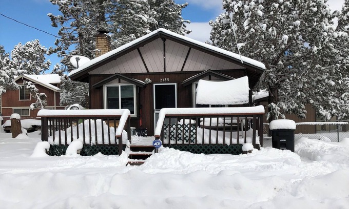 Woodlands Cabin | Cozy Quiet wooden cabin in enchanting Big Bear, AC, Heat, WiFi, King bed, pet fe