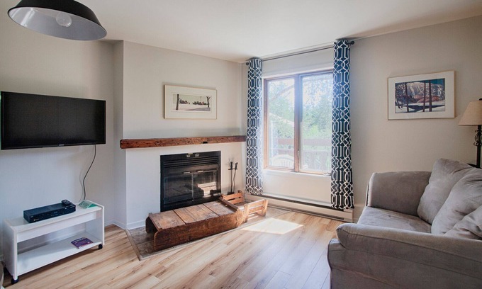 Saint Ferreol les Neiges Condo | Cozy retreat Mountain View’s on Mont Sainte Anne, 1 bedroom condominium AC