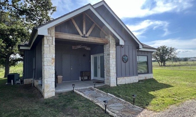 Granbury House | Cozy Ranch Guest Home located between Granbury and Glen Rose.