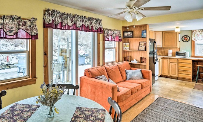 Town of New Baltimore Cottage | Cozy Ravena Cottage Near Dtwn Albany w/ Hot Tub!