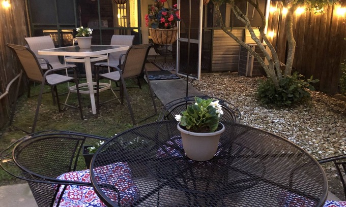 Oxford House | Cozy Rebel Townhouse 3rd night free