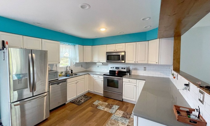 Coloma House | Cozy remodeled raised ranch located near beaches and wineries