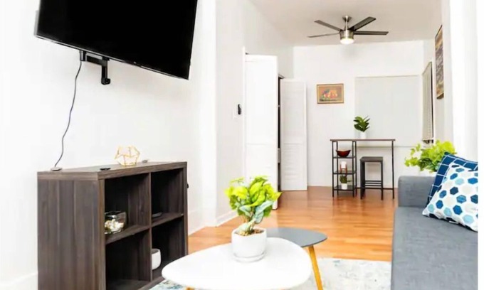 Albany Apartment | Cozy Remote Workplace