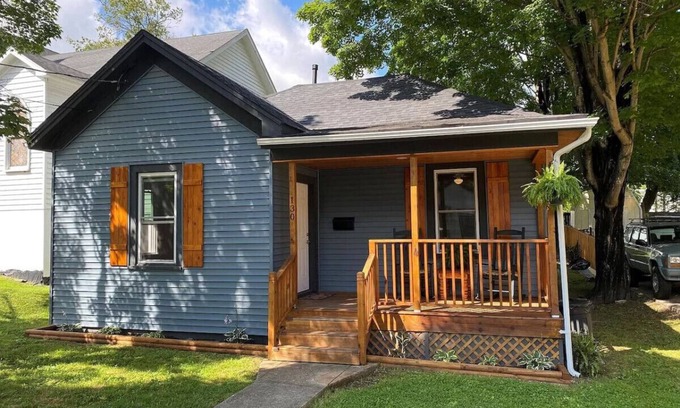 White Sulphur Springs House | Cozy Renovated Bungalow — Walk Downtown!