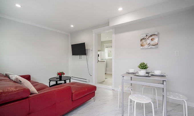Killarney House | Cozy renovated 2br laneway home