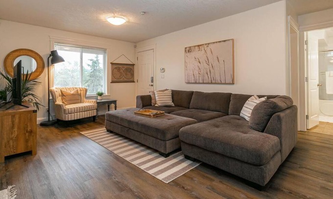 Langford House | Cozy Renovated Oasis W Private Terrace & Parking