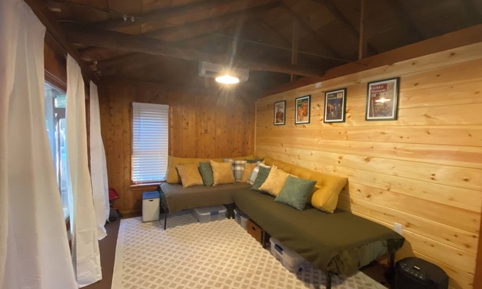Baldwin Cabin | Cozy renovated vintage cabin near lake Cecilia