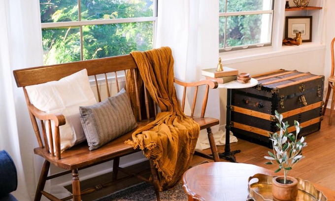 Woodford Park House | Cozy Renovated Vintage Modern House Downtown!
