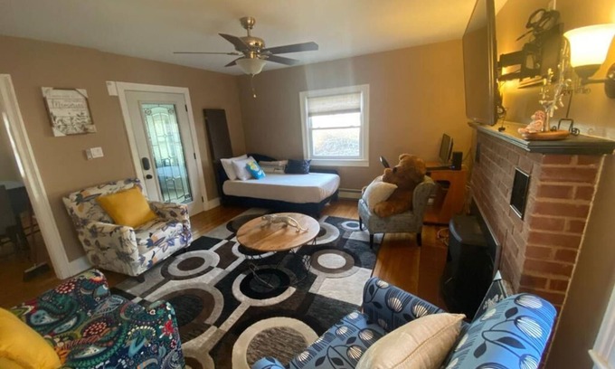 Poughkeepsie House | Cozy ResidentialHome 5mins from stores and Hospital.