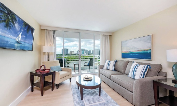 East Fort Lauderdale Condo | Cozy Resort Condo w/Amazing Intracoastal Views - 10 minute Walk to the Beach!