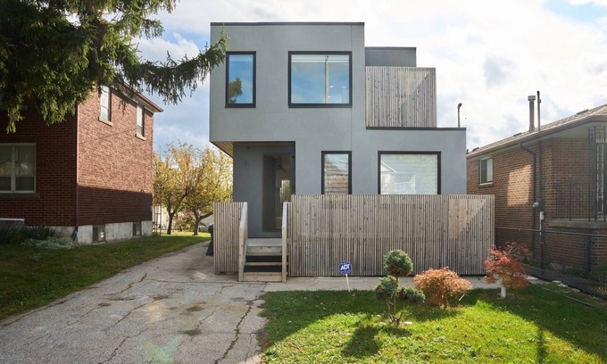Downsview House | Cozy Retreat Bright House