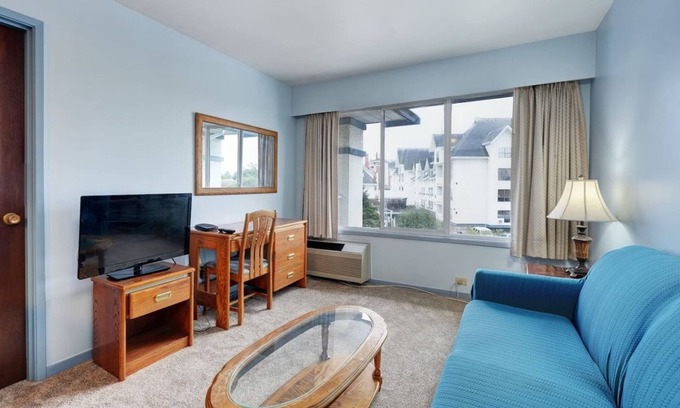 Inner Harbour Apartment | Cozy Retreat Downtown Vic.