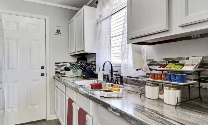 Pine Bluff House | Cozy Retreat: EV Charger, Fire Pit, Large Yard, Outdoor Movie Projector