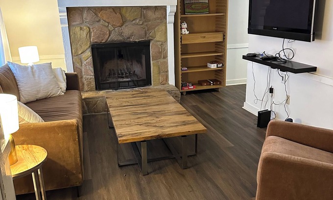 Athens Condo | Cozy retreat in Athens - convenient location, walk to Five Points, close to UGA.