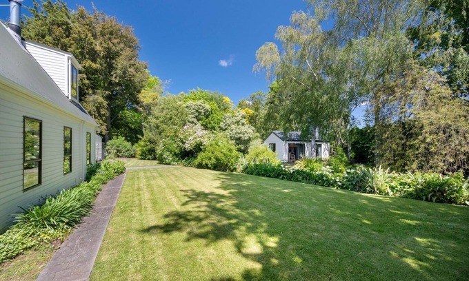 Springlands Cottage | Cozy Retreat in Nature just minutes from Town