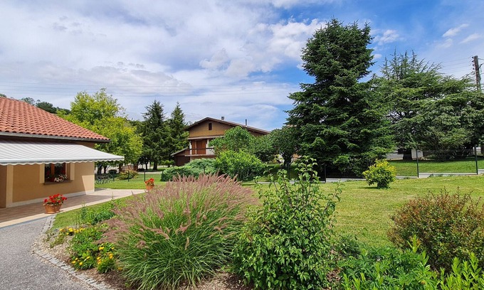 Naives-Rosieres Cottage | Cozy Retreat Near Bar-le-Duc: Family-Friendly Cottage with Spacious Garden