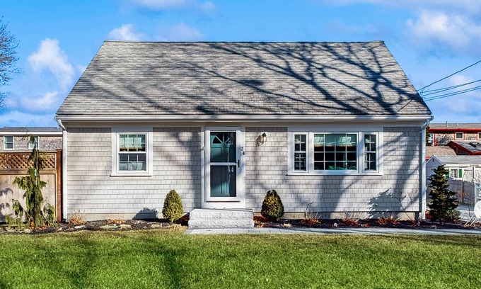 Teaticket House | Cozy retreat near beaches with washer/dryer, AC, games, patio & yard