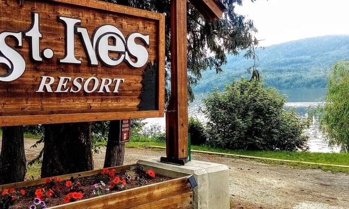 Anglemont Condo | Cozy retreat on the Shuswap Lake. 1 bedroom condo with loft. Pet-friendly.