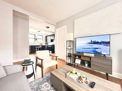 West Ridge Apartment | Cozy Retreat, Prime Location Near Loyola & Beach!