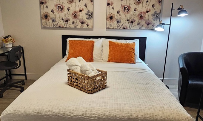 Mission House | Cozy Retreat: Private1-bedroom Suite on the highway in Mission