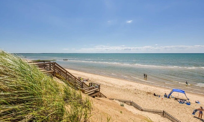Eastham Cabin | Cozy Retreat w/Great Views of Town Cove!