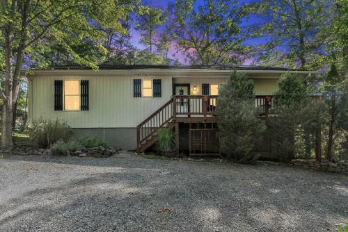 Mount Jackson Ski Chalet | Cozy Retreat w Hot Tub Firepit & Grill near Bryce