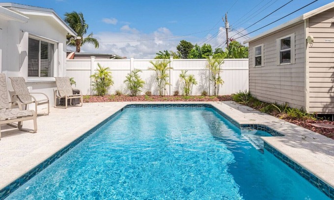 North Andrews Gardens House | Cozy Retreat with Heated Pool